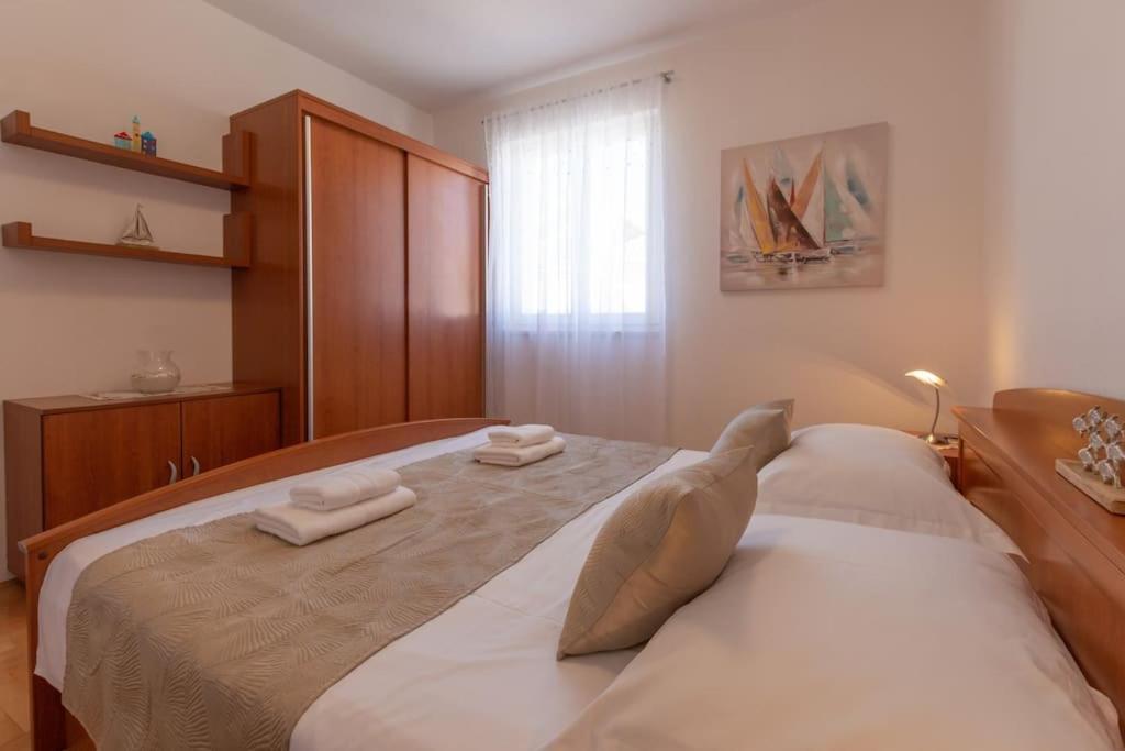 Sea View- Spacious Apartment With Shared Pool Split Eksteriør billede