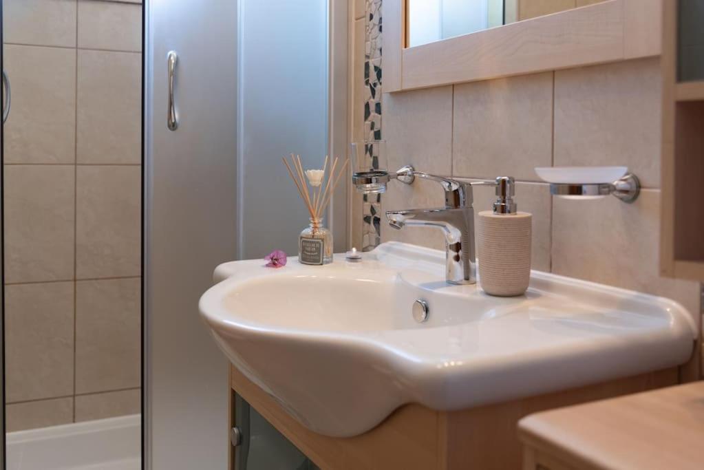 Sea View- Spacious Apartment With Shared Pool Split Eksteriør billede