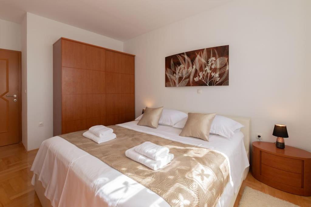 Sea View- Spacious Apartment With Shared Pool Split Eksteriør billede